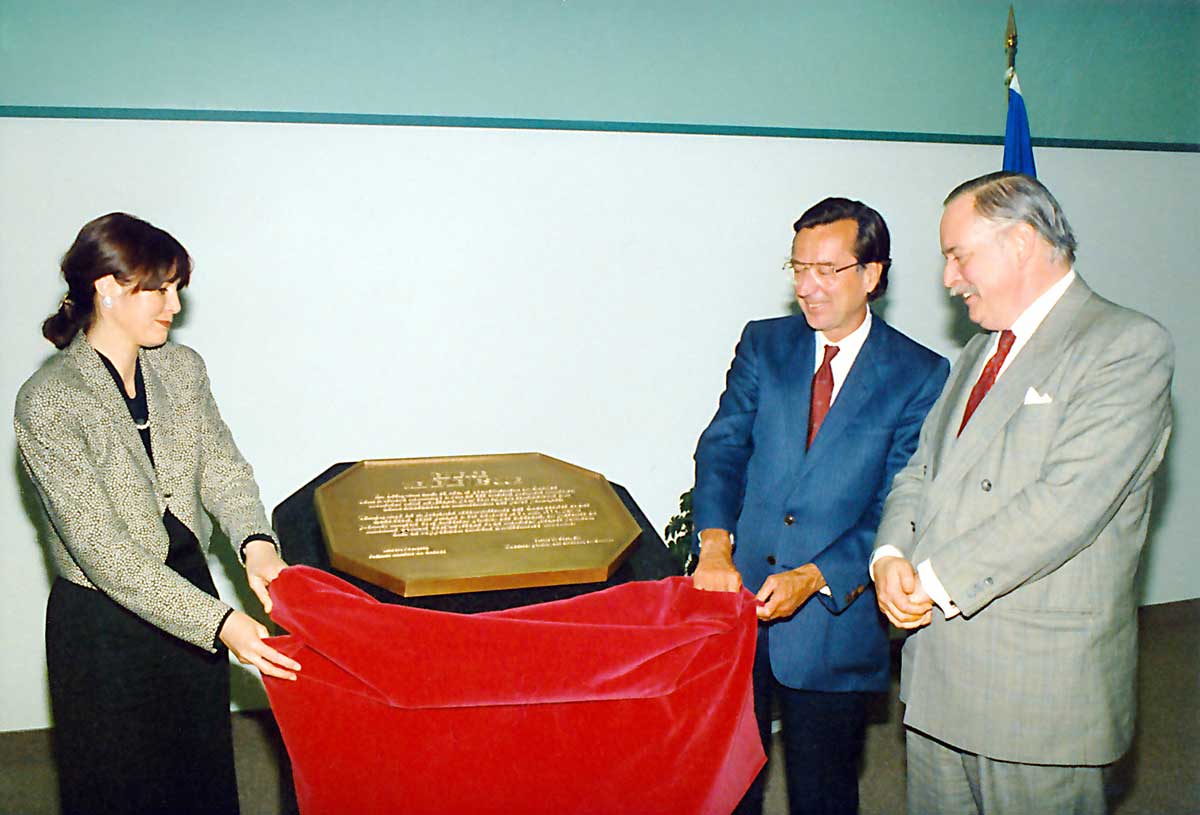 Dévoilement de la plaque commémorative en 1990