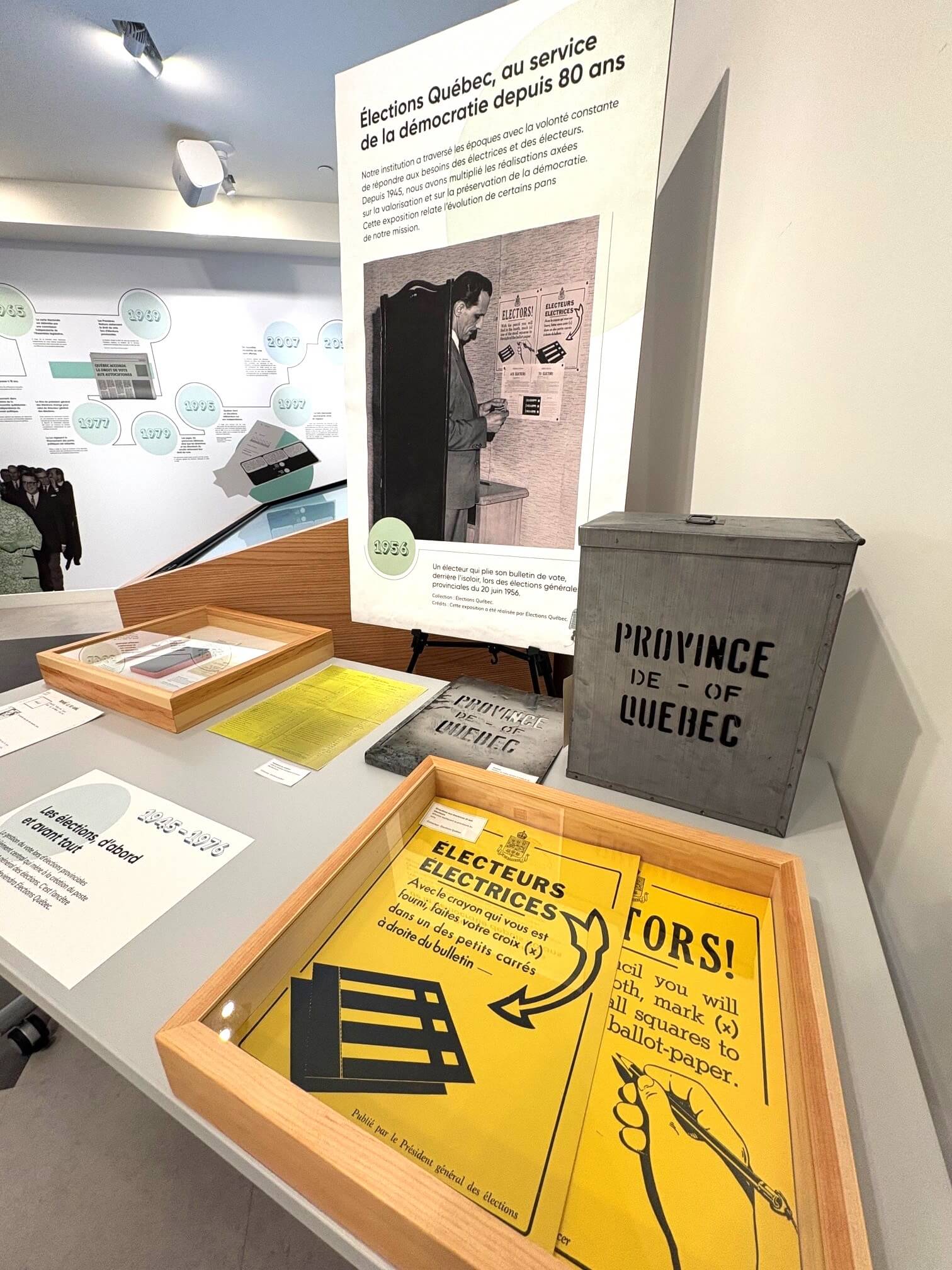 Différents objets exposés au carrefour